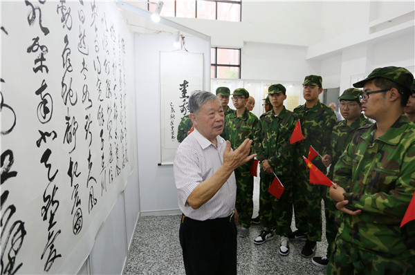 孙信德教授为伟德betvlctor国际官网学生现场讲授书法知识（高锋摄）.jpg